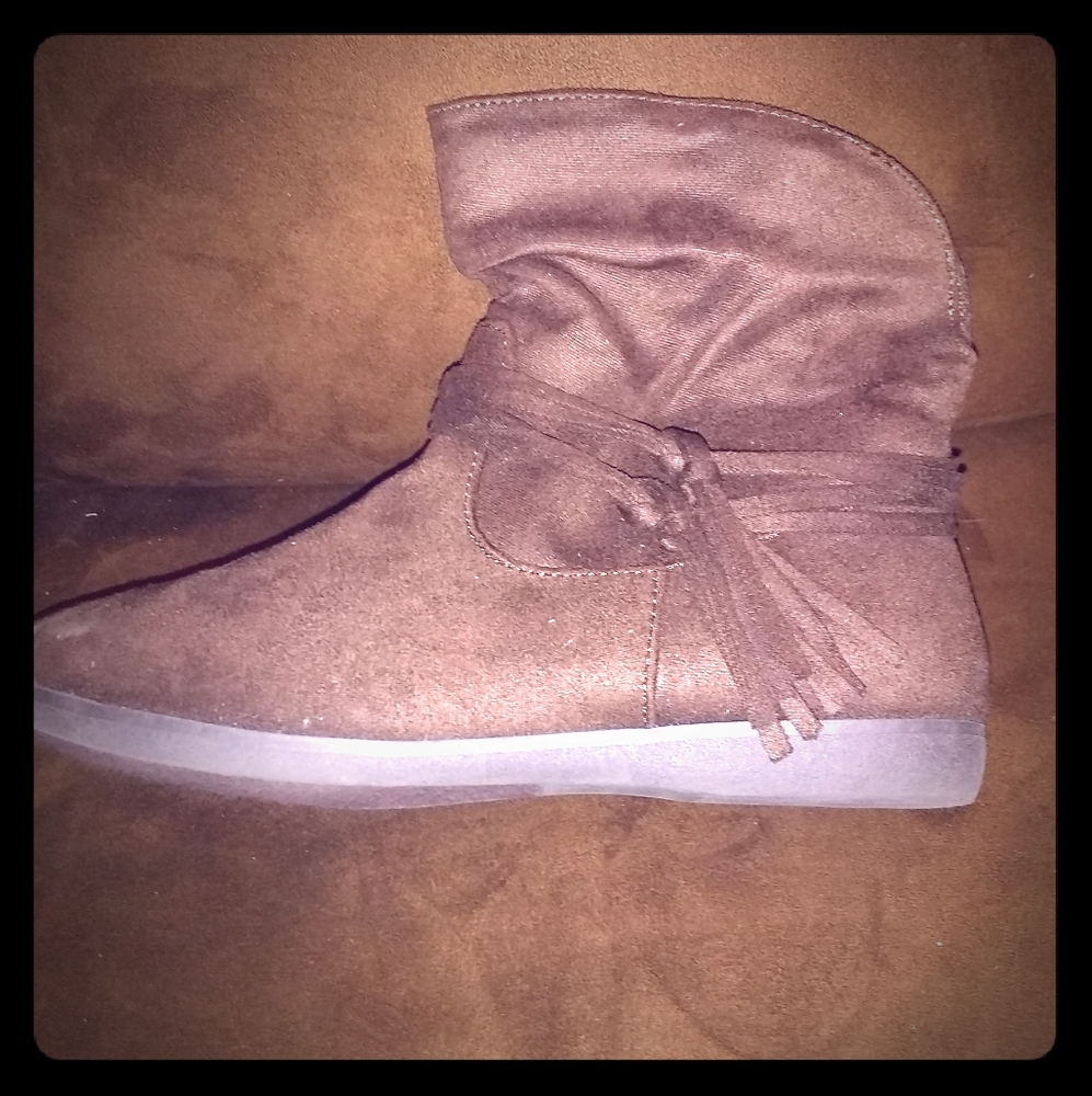 Flat ankle boots with side tassel